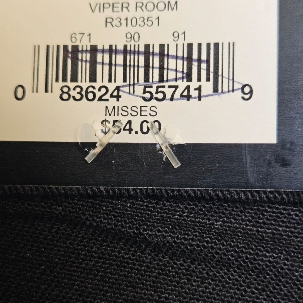 NWT ROCK & REPUBLIC Women's distressed rivet mid- rise black sexy shorts Size 4 - Picture 14 of 16